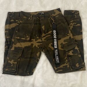 Camo Cropped Cargo Pants